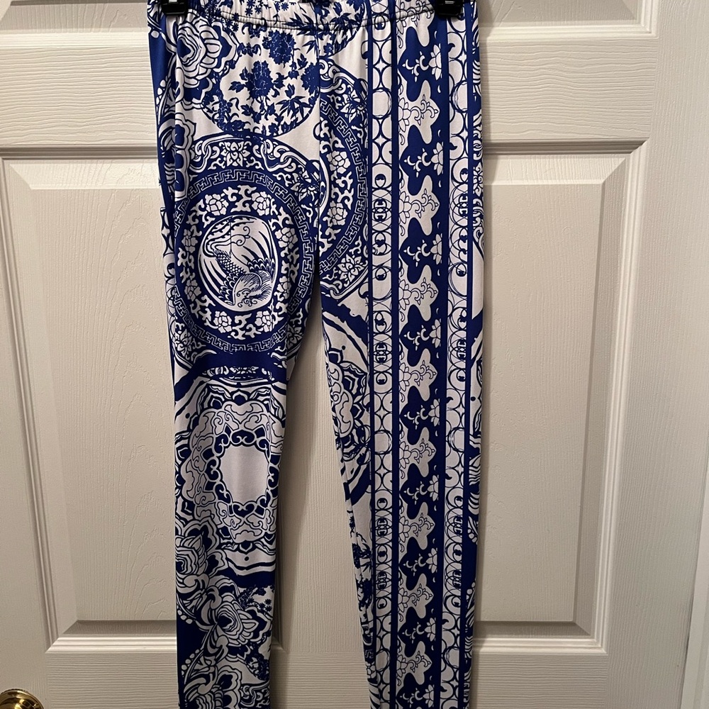 Yelete blue and white print leggings